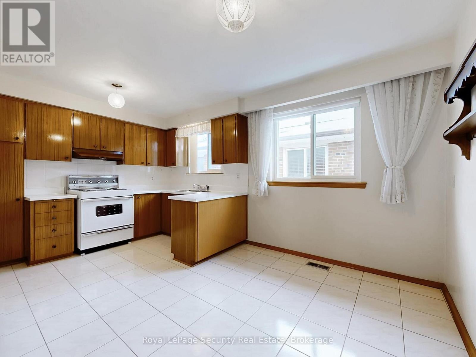 Upper - 26 Starview Drive, Toronto, Ontario  M9M 1K8 - Photo 15 - W12640454