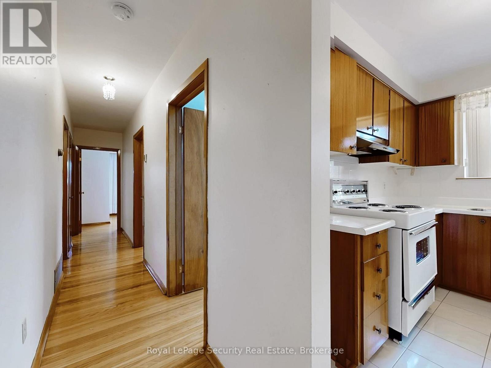 Upper - 26 Starview Drive, Toronto, Ontario  M9M 1K8 - Photo 18 - W12640454