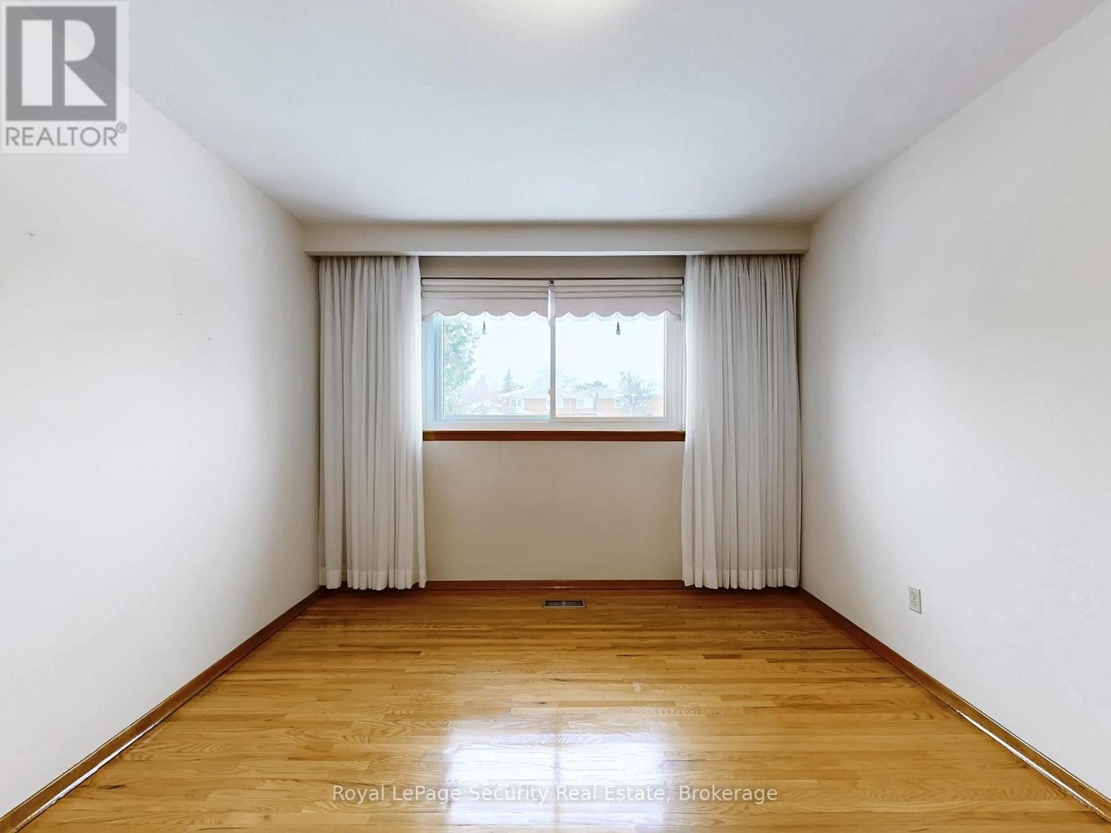 Upper - 26 Starview Drive, Toronto, Ontario  M9M 1K8 - Photo 19 - W12640454