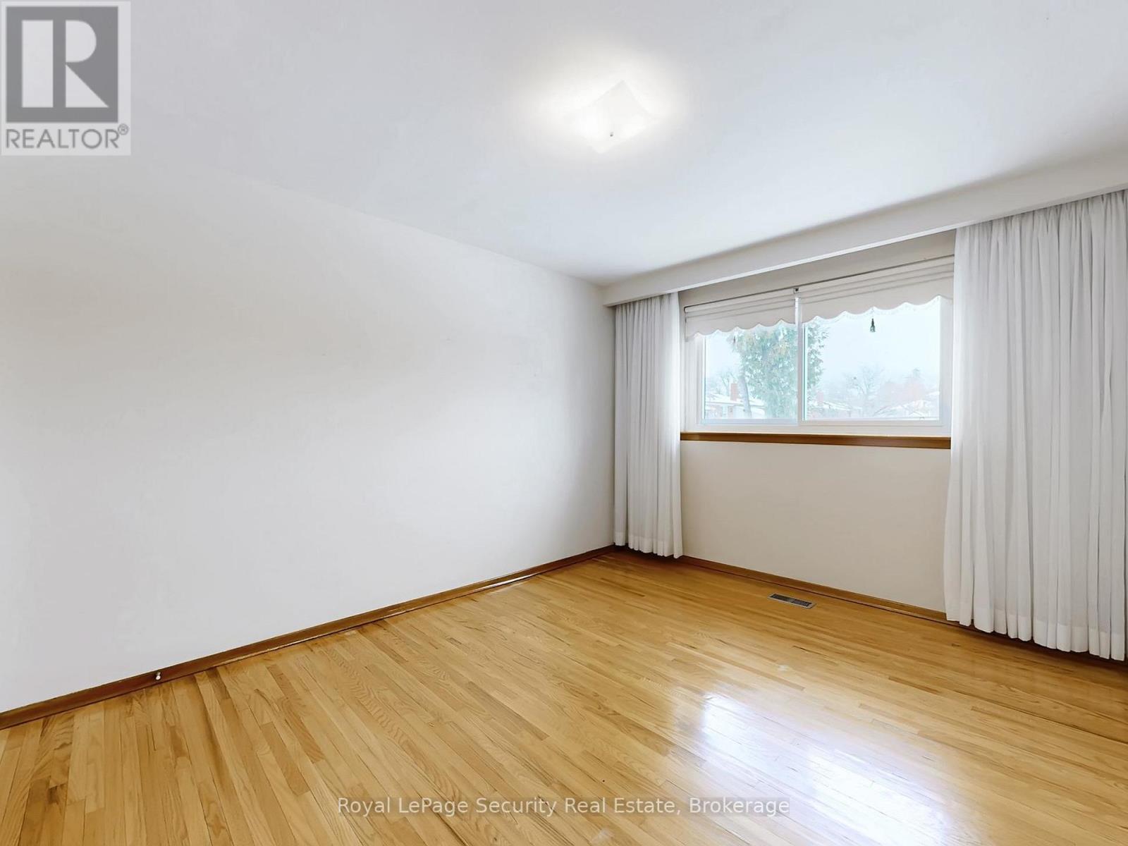 Upper - 26 Starview Drive, Toronto, Ontario  M9M 1K8 - Photo 20 - W12640454