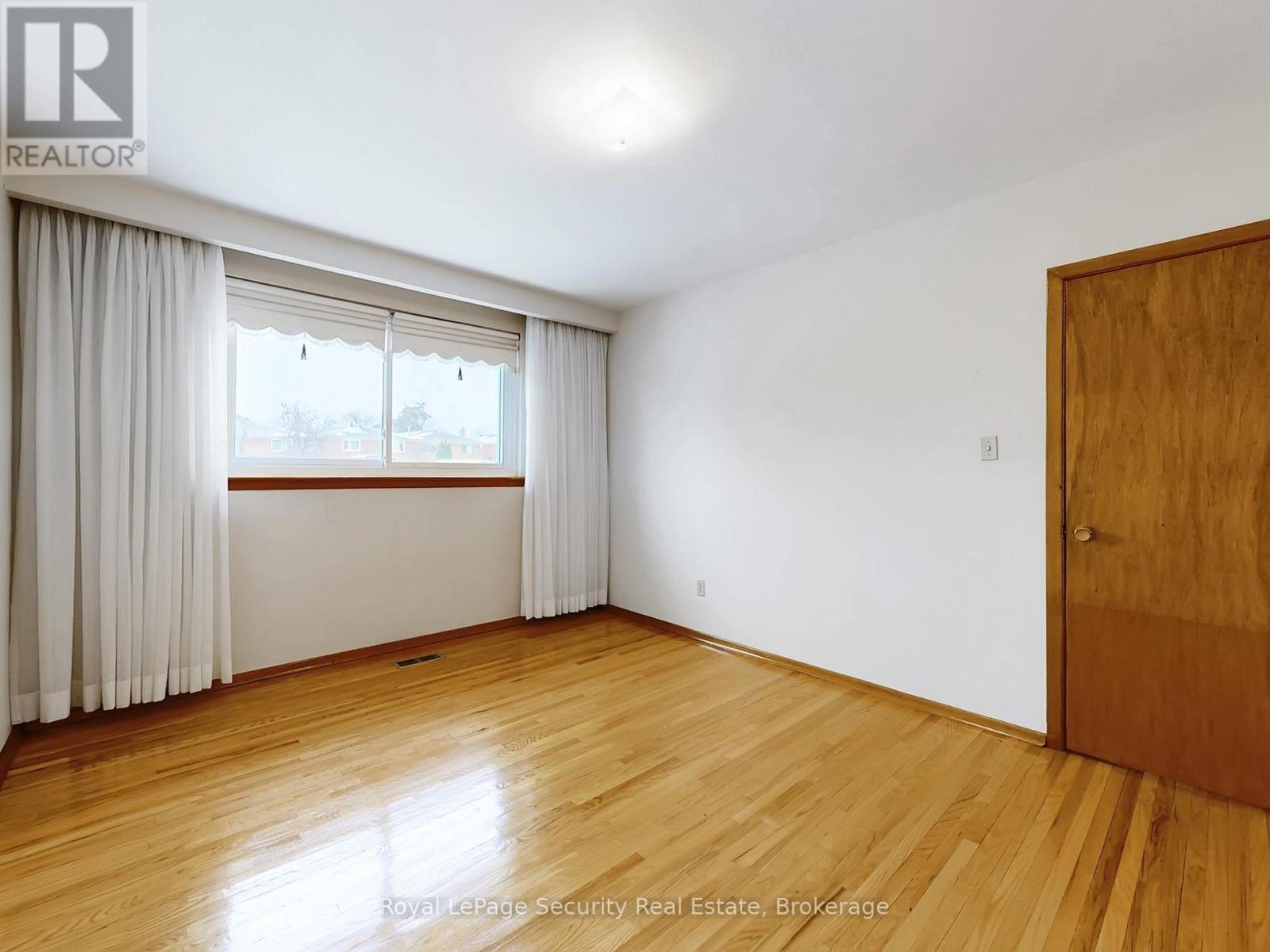 Upper - 26 Starview Drive, Toronto, Ontario  M9M 1K8 - Photo 21 - W12640454