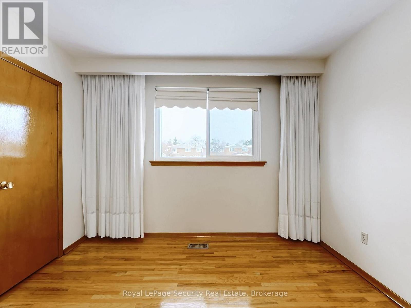 Upper - 26 Starview Drive, Toronto, Ontario  M9M 1K8 - Photo 23 - W12640454