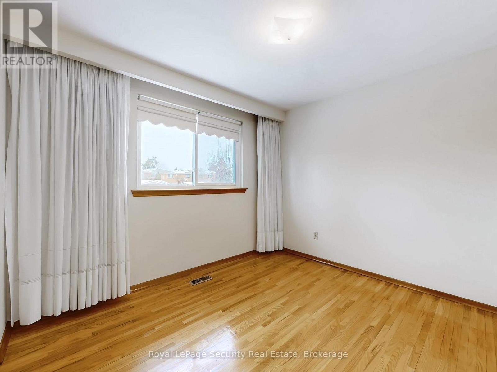 Upper - 26 Starview Drive, Toronto, Ontario  M9M 1K8 - Photo 24 - W12640454