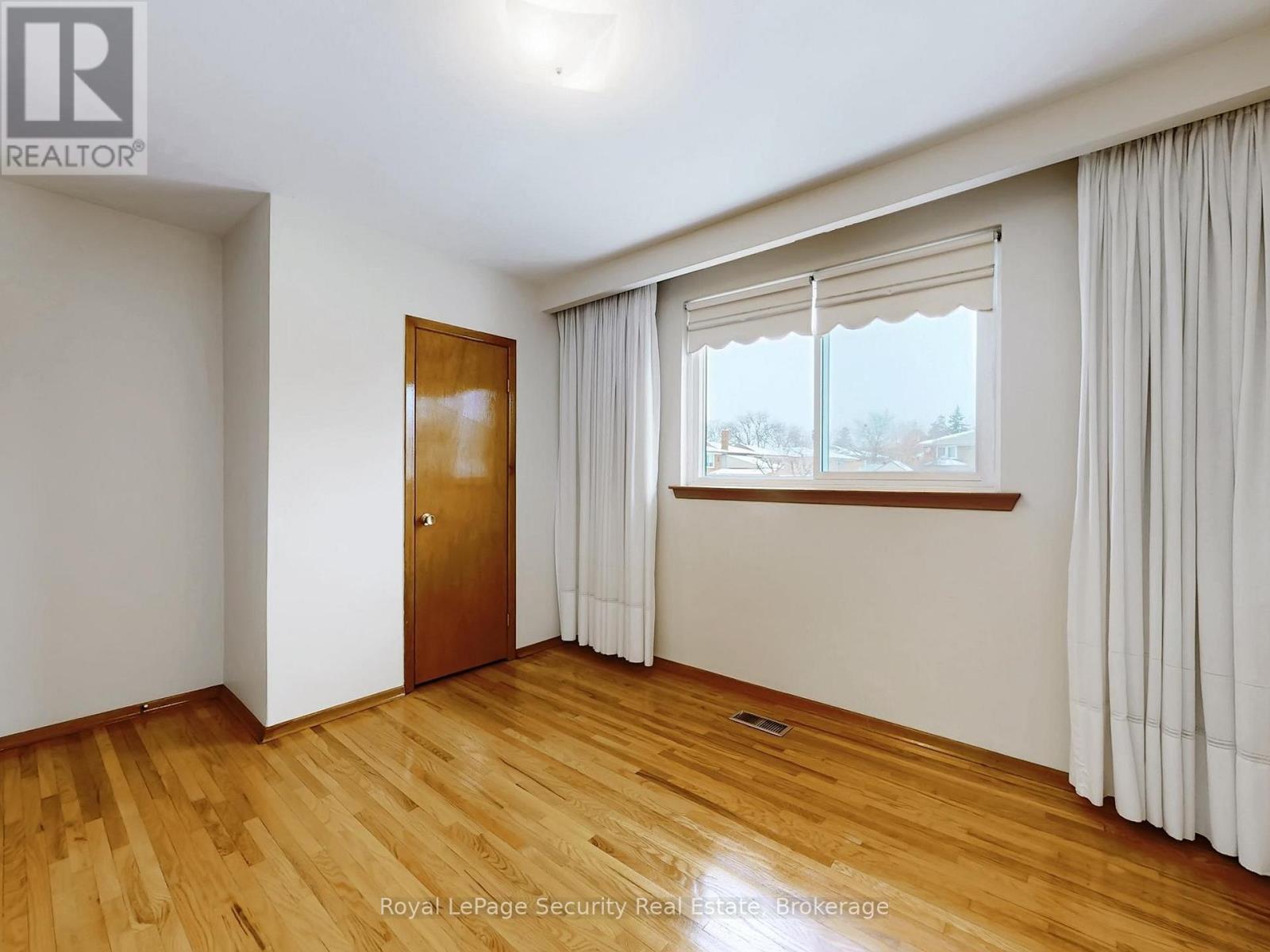 Upper - 26 Starview Drive, Toronto, Ontario  M9M 1K8 - Photo 25 - W12640454