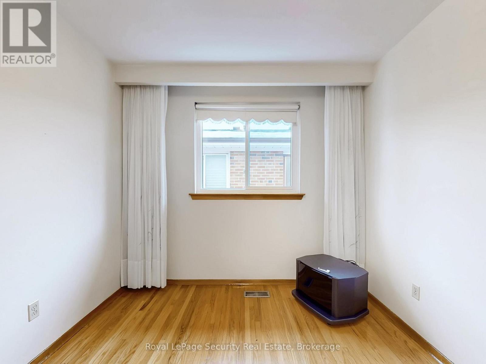 Upper - 26 Starview Drive, Toronto, Ontario  M9M 1K8 - Photo 27 - W12640454