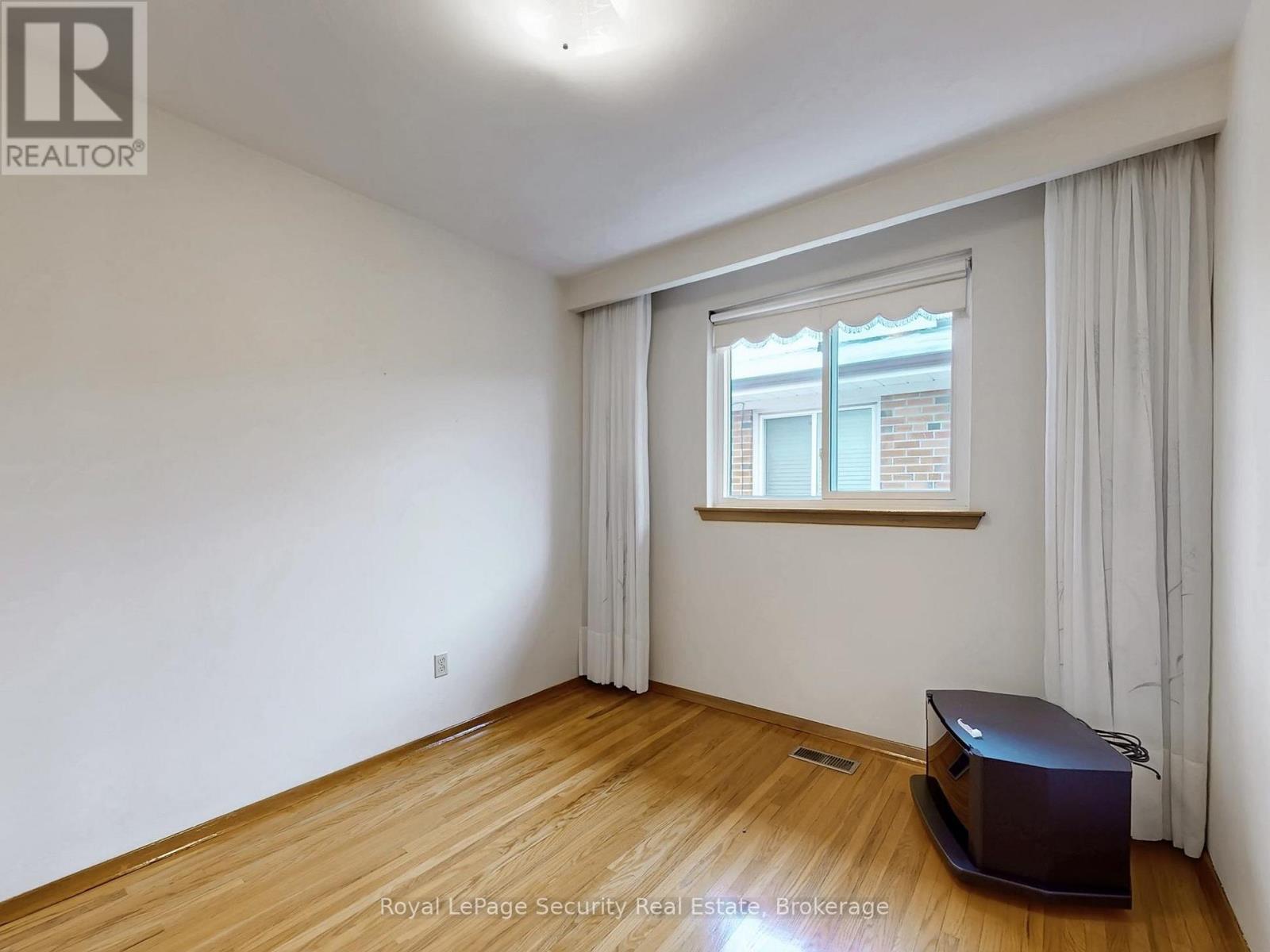 Upper - 26 Starview Drive, Toronto, Ontario  M9M 1K8 - Photo 28 - W12640454