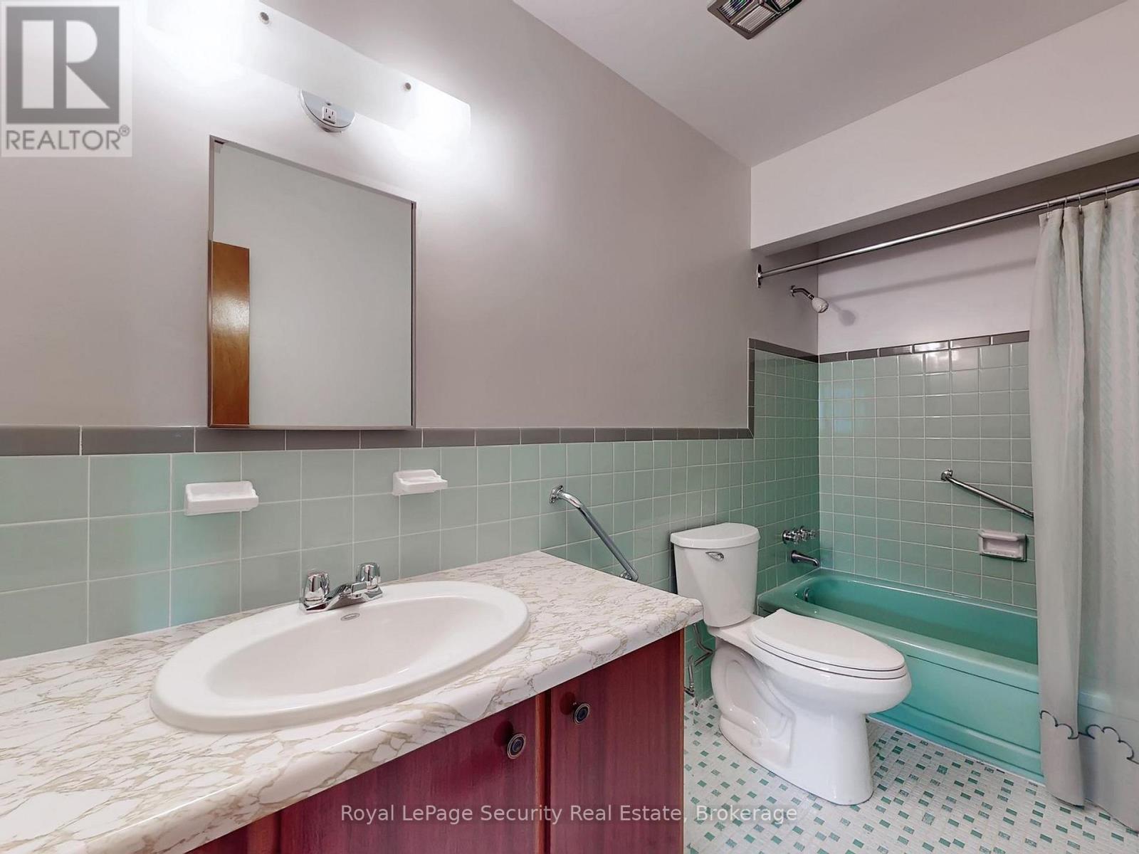 Upper - 26 Starview Drive, Toronto, Ontario  M9M 1K8 - Photo 30 - W12640454