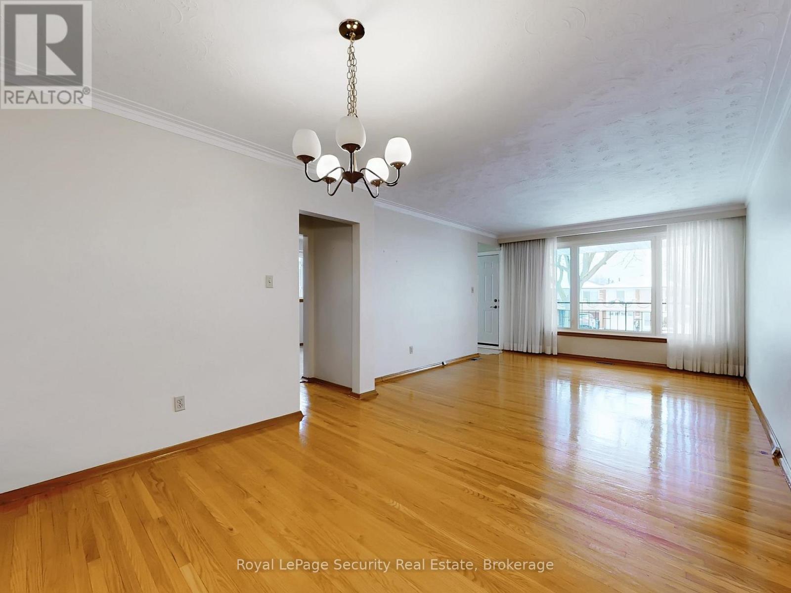 Upper - 26 Starview Drive, Toronto, Ontario  M9M 1K8 - Photo 4 - W12640454