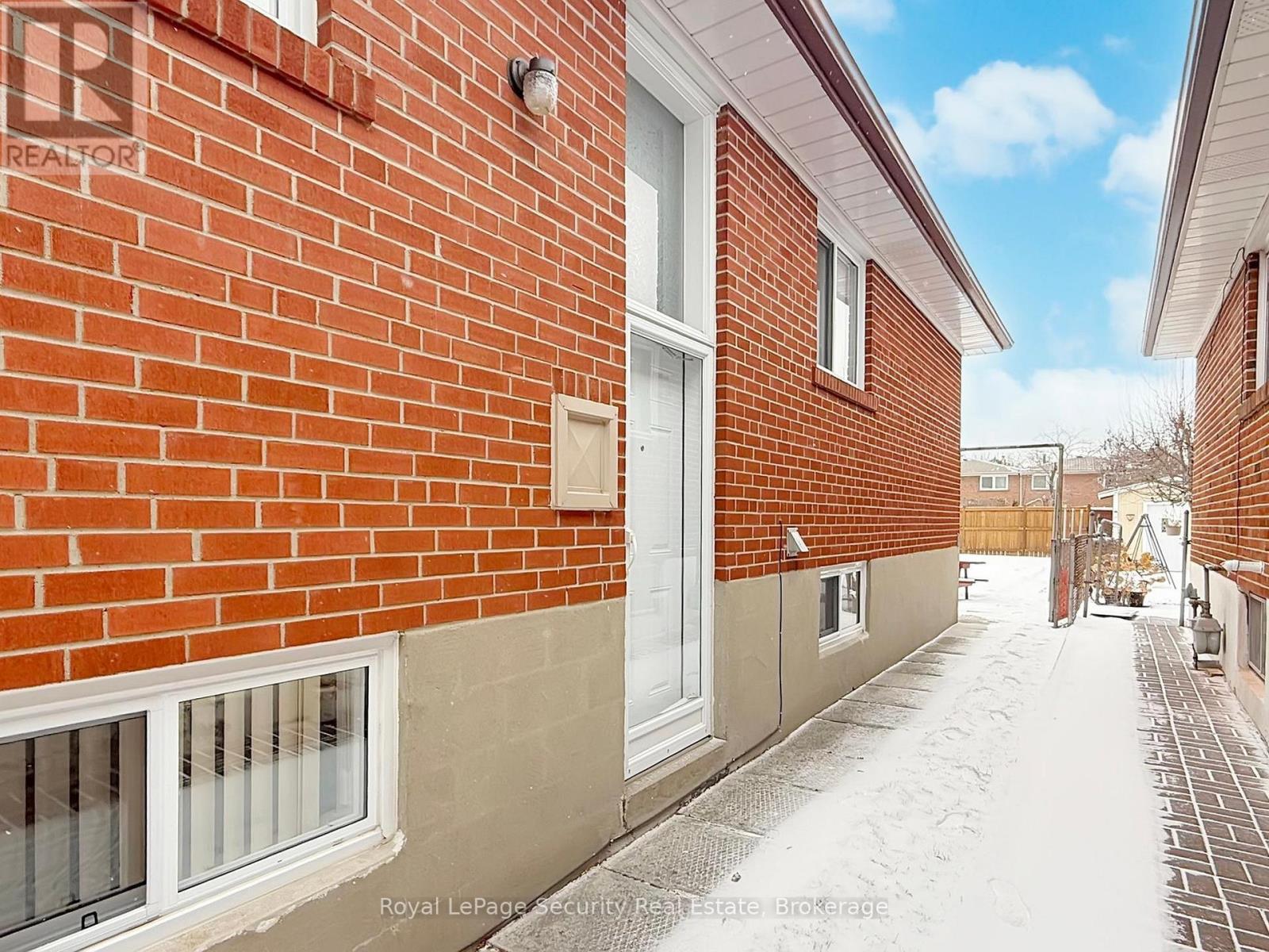 Upper - 26 Starview Drive, Toronto, Ontario  M9M 1K8 - Photo 42 - W12640454