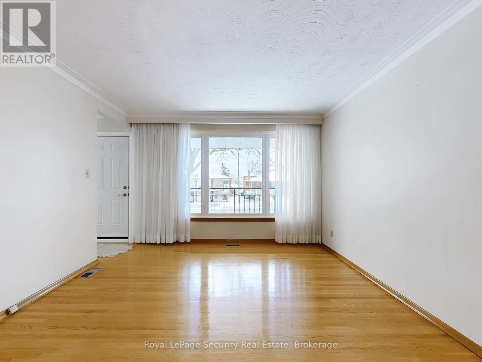 Upper - 26 Starview Drive, Toronto, Ontario  M9M 1K8 - Photo 5 - W12640454