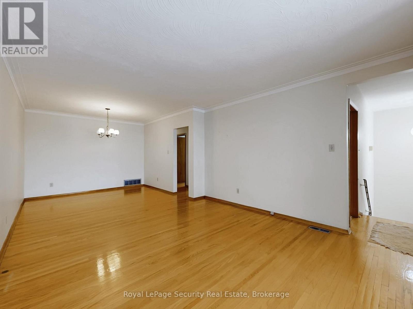 Upper - 26 Starview Drive, Toronto, Ontario  M9M 1K8 - Photo 6 - W12640454