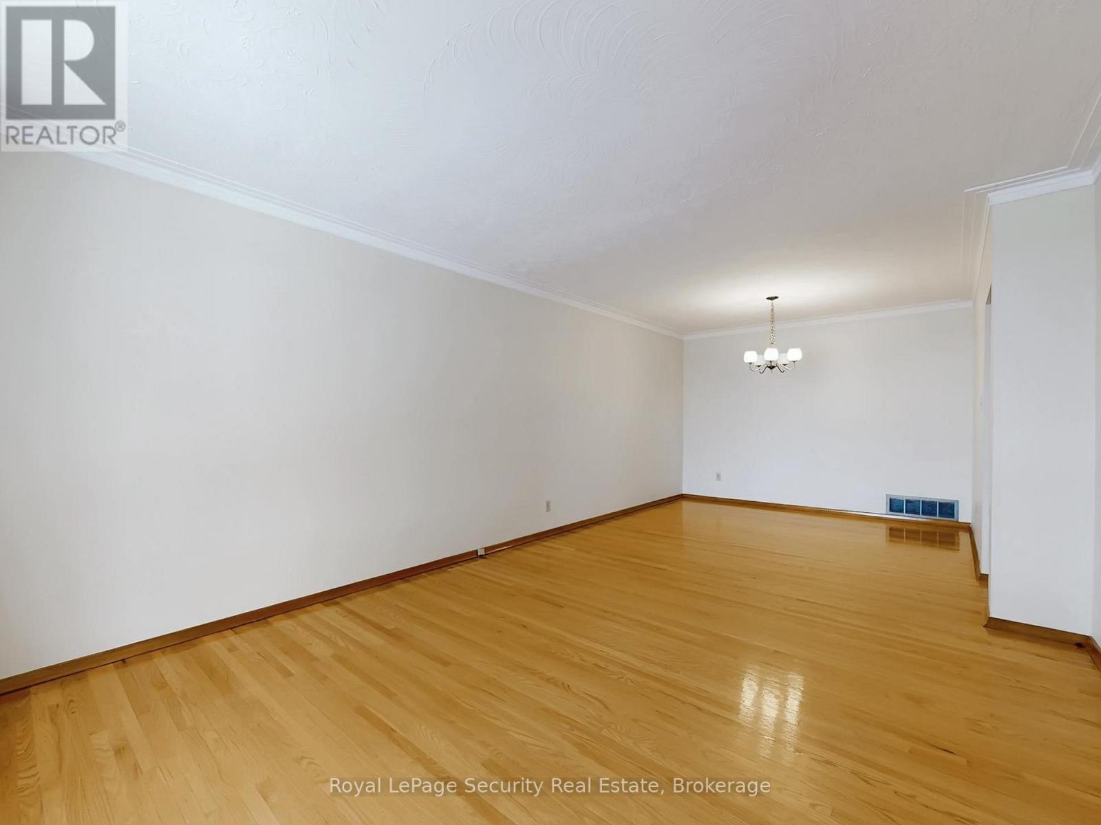 Upper - 26 Starview Drive, Toronto, Ontario  M9M 1K8 - Photo 7 - W12640454