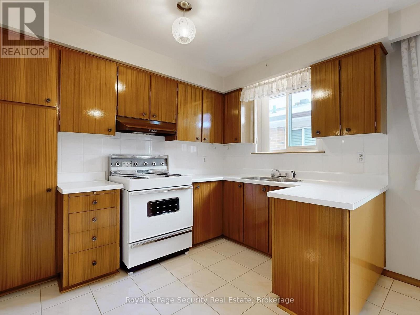 Upper - 26 Starview Drive, Toronto, Ontario  M9M 1K8 - Photo 9 - W12640454