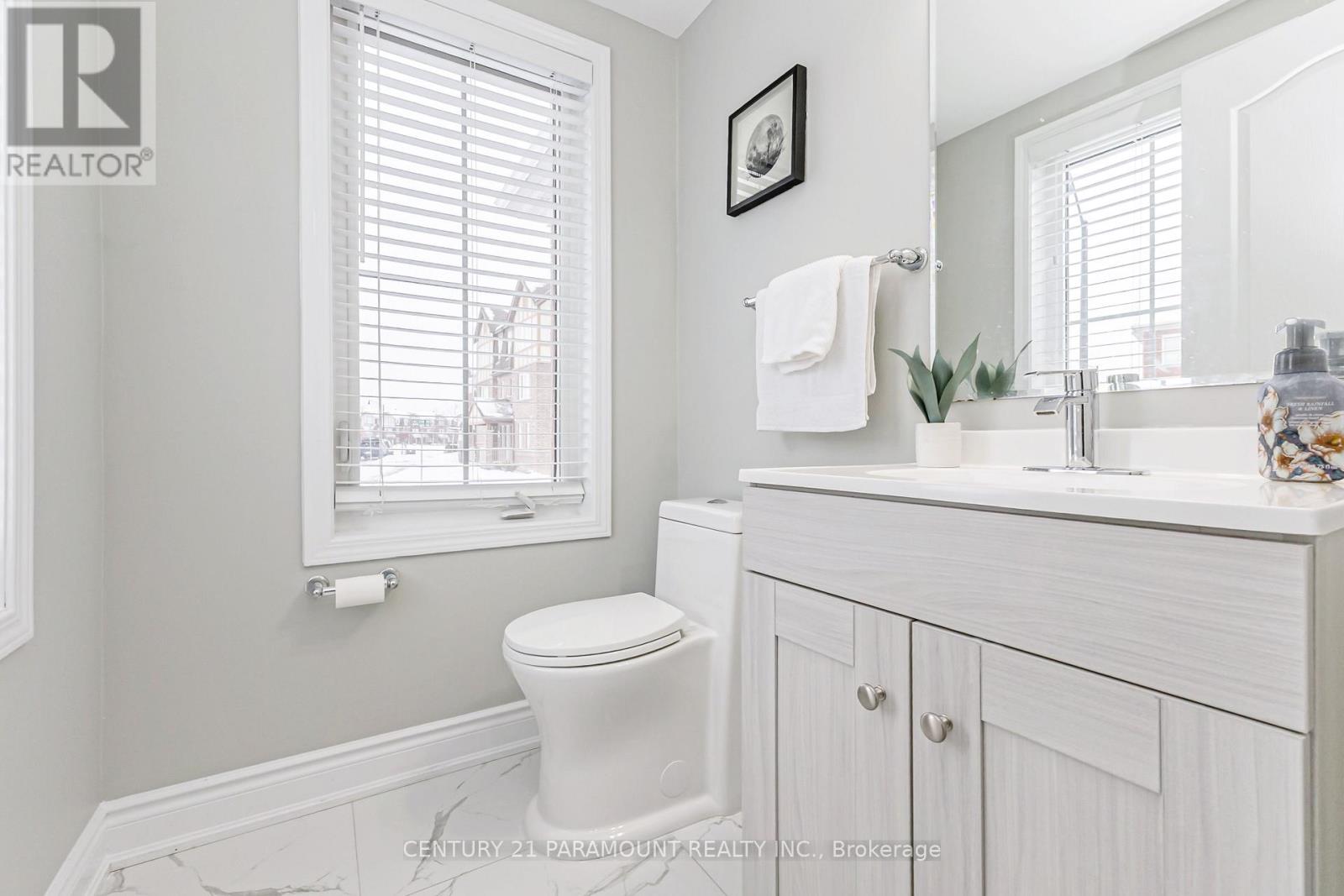 39 Fenchurch Drive, Brampton, Ontario  L7A 4G1 - Photo 8 - W12640474