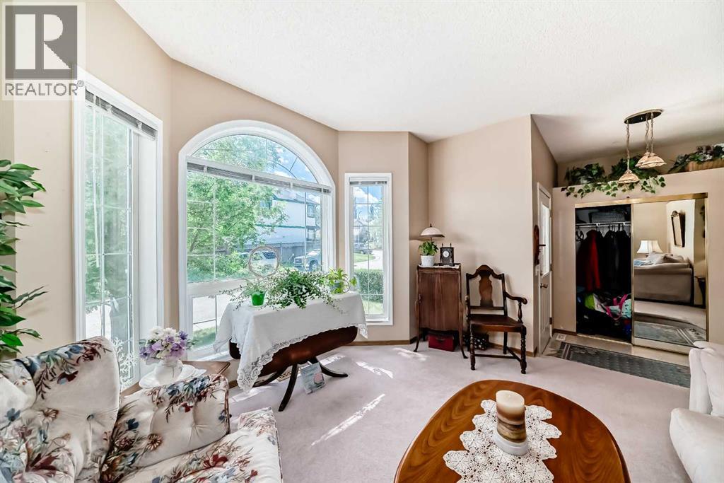 76 Hidden Way Nw, Calgary, Alberta  T3A 5S8 - Photo 4 - A2239012