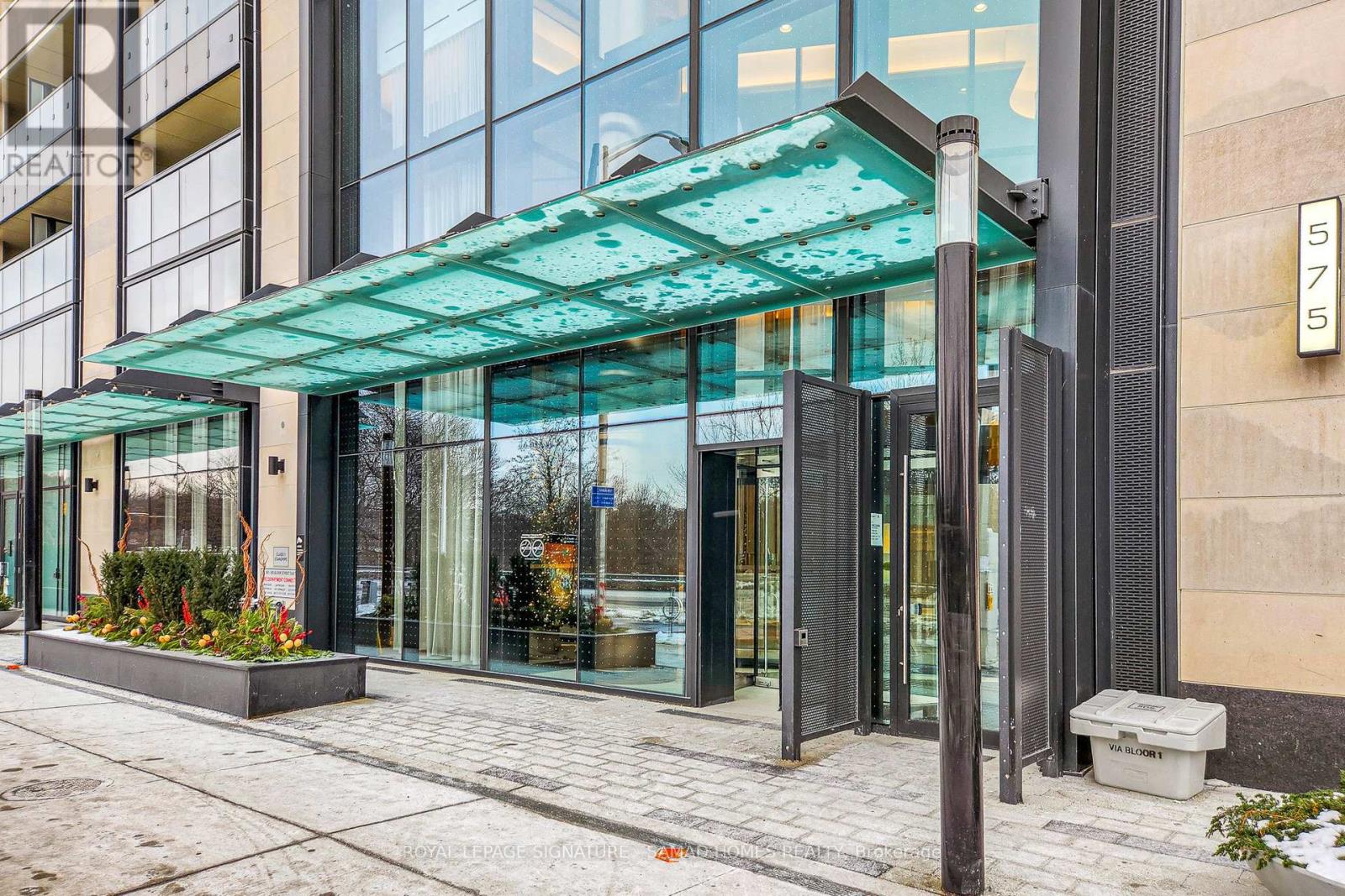 1704 - 575 Bloor Street E, Toronto, Ontario  M4W 0B2 - Photo 2 - C12636216