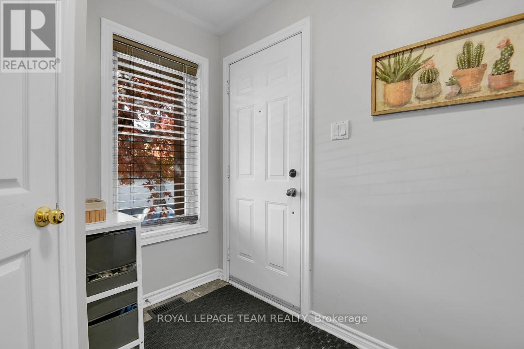 131 Tall Pines Pine, Ottawa, Ontario  K2H 1H1 - Photo 7 - X12640620