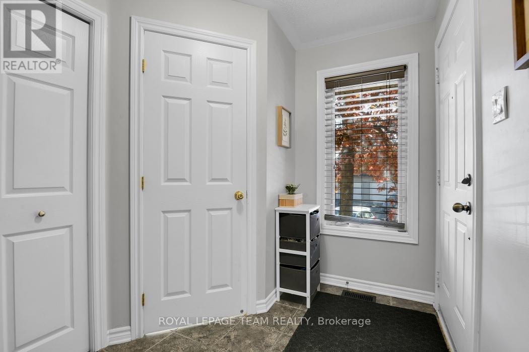 131 Tall Pines Pine, Ottawa, Ontario  K2H 1H1 - Photo 8 - X12640620