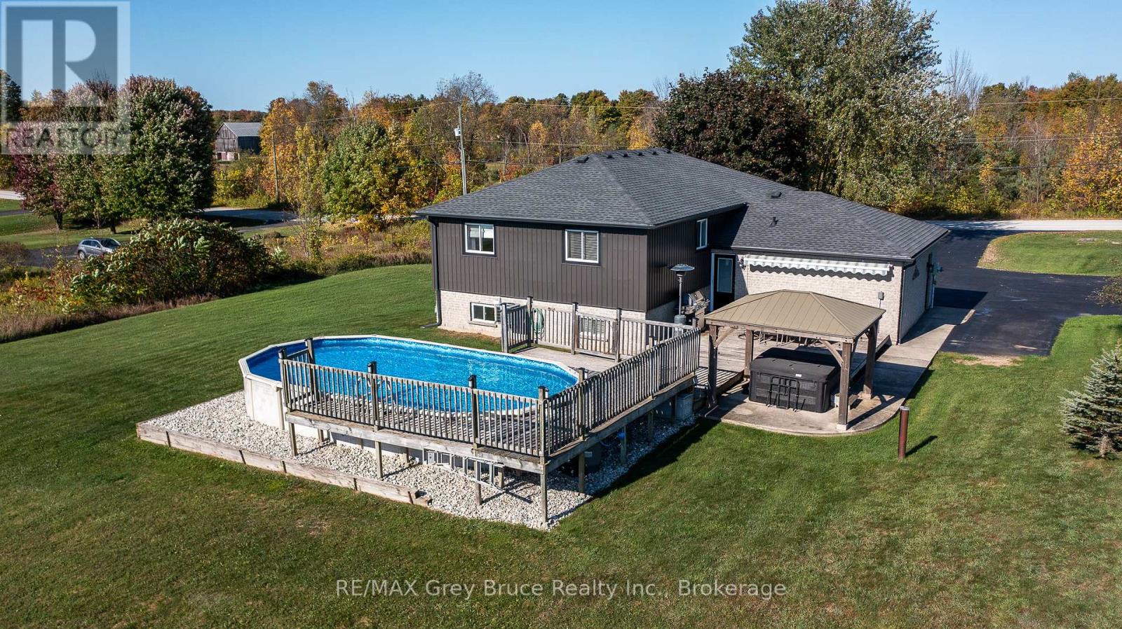 200050 10 Side Road, Georgian Bluffs, Ontario  N0H 2K0 - Photo 2 - X12438049