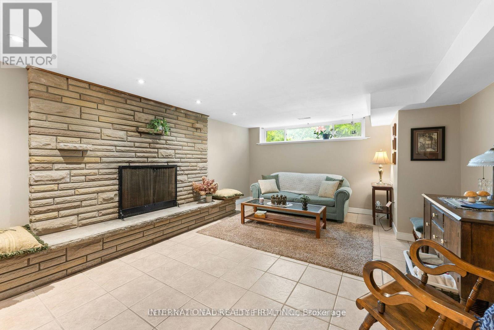 Basement Apt - 46 Johnson Road, Aurora, Ontario  L4G 2A2 - Photo 3 - N12640594