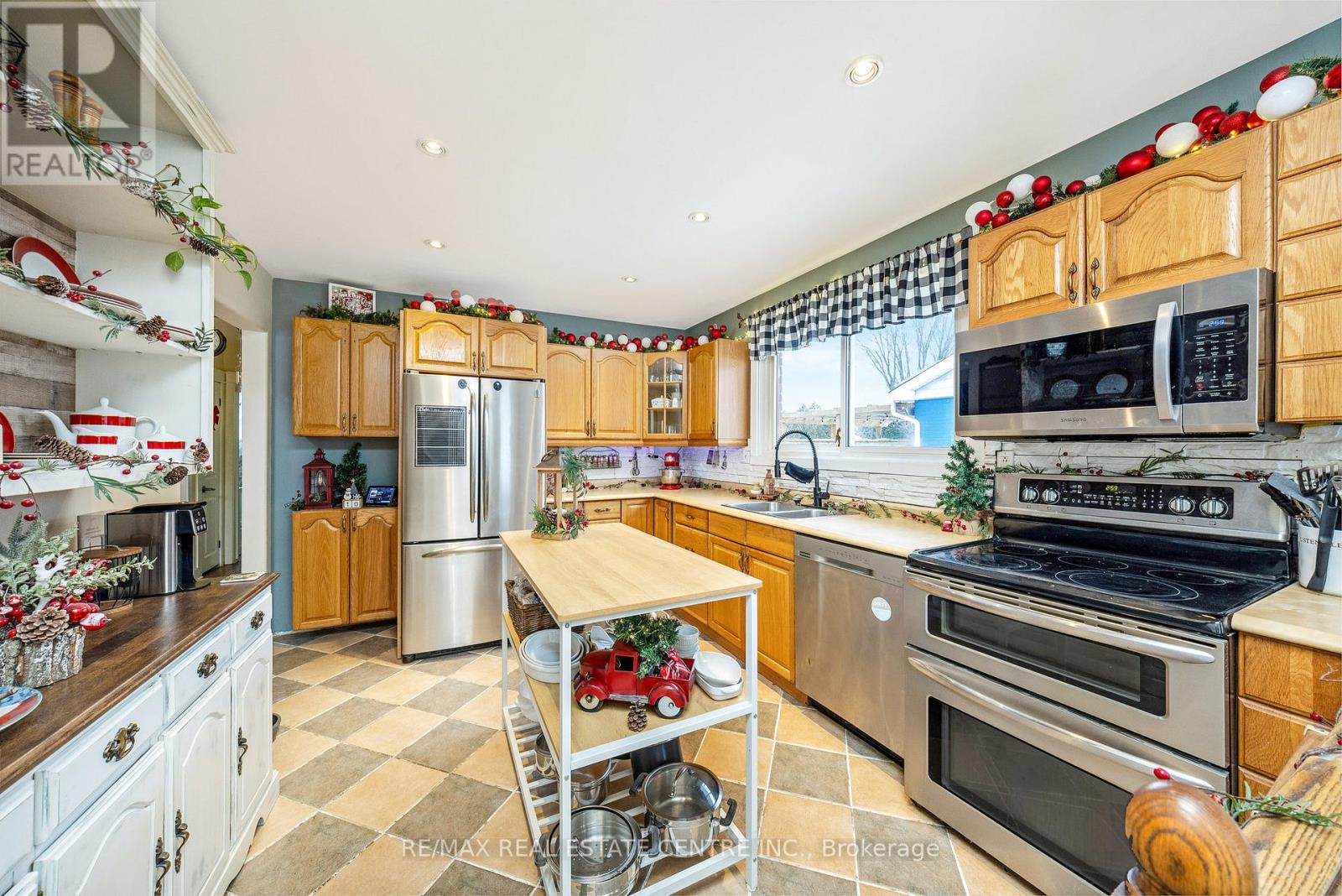 1320 Bunnell Drive, Burlington (Mountainside), Ontario  L7P 2E1 - Photo 4 - W12640546