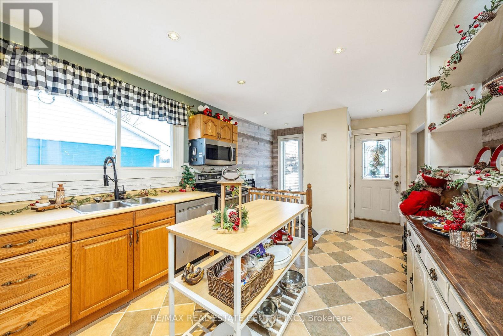 1320 Bunnell Drive, Burlington (Mountainside), Ontario  L7P 2E1 - Photo 6 - W12640546