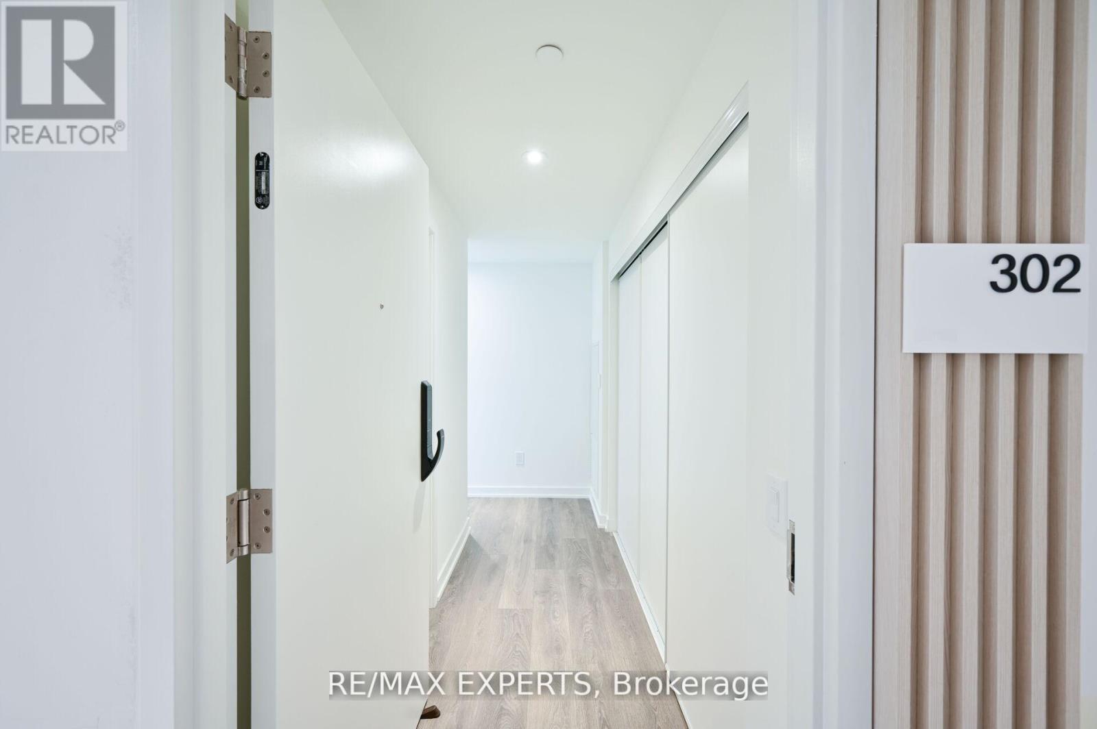 302 - 28 Ann Street, Mississauga, Ontario  L5G 3G1 - Photo 3 - W12640610