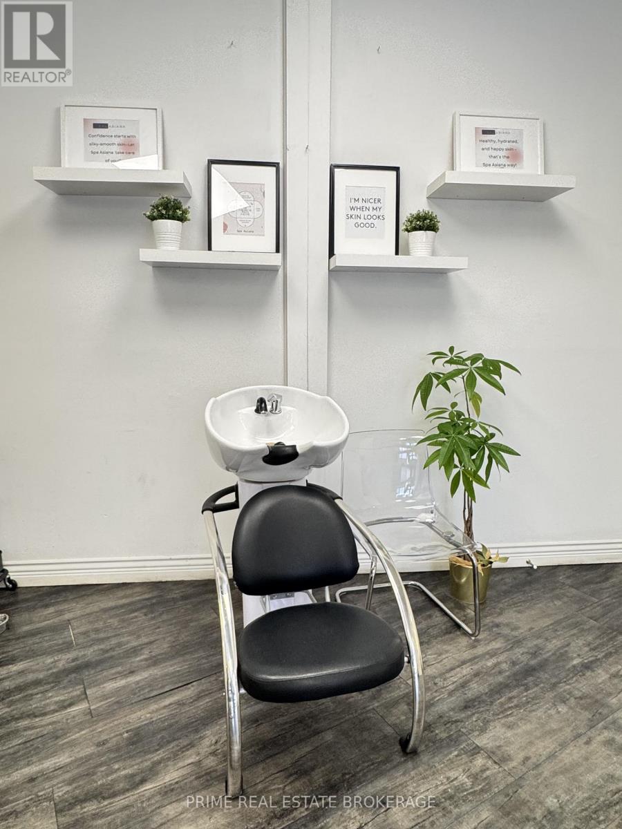 4 - 243 Wharncliffe Road N, London North, Ontario  N6H 2B9 - Photo 12 - X12640714