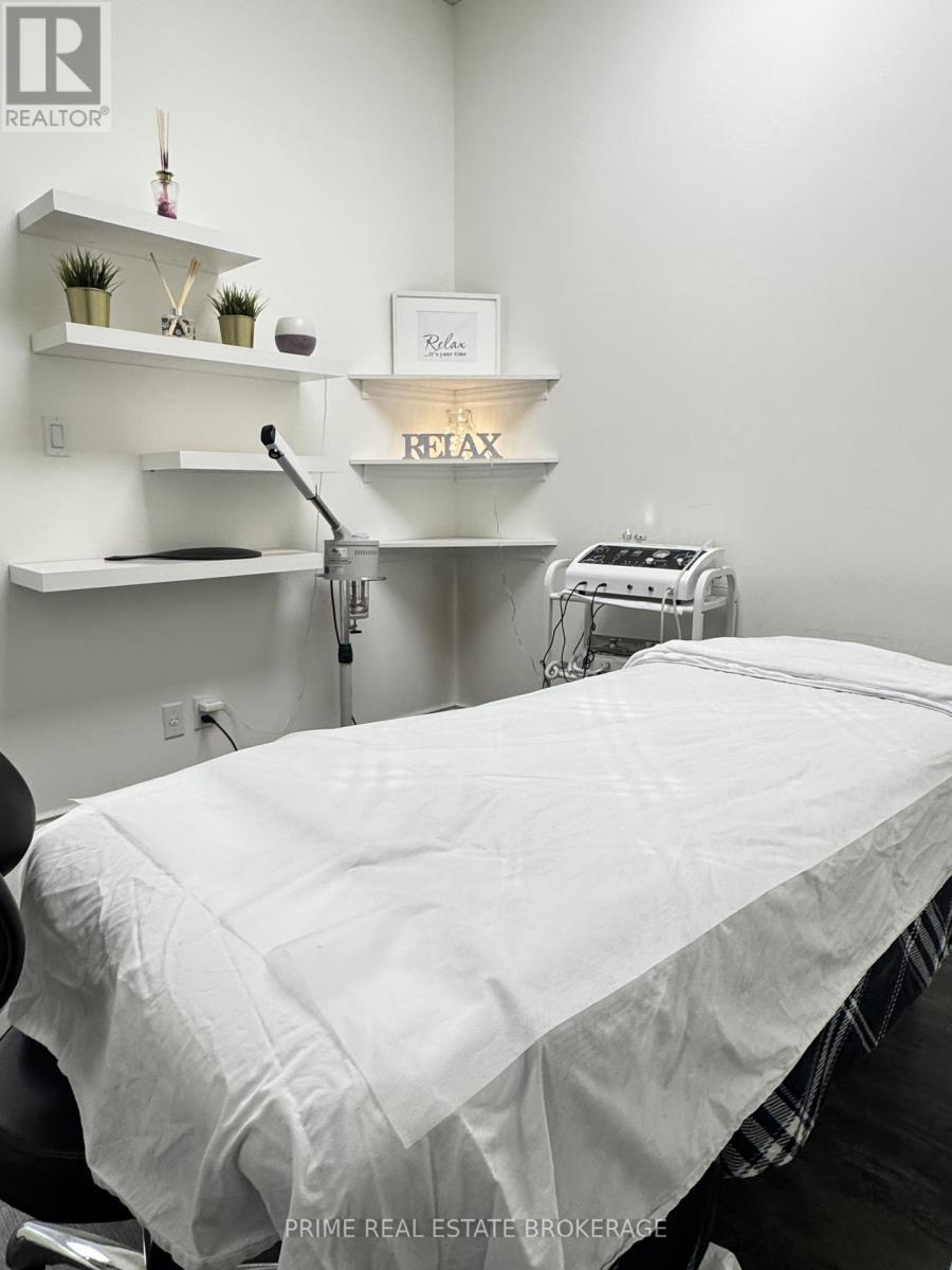 4 - 243 Wharncliffe Road N, London North, Ontario  N6H 2B9 - Photo 13 - X12640714