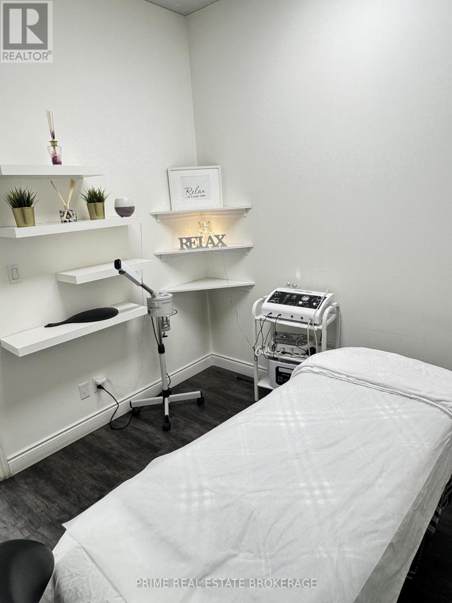 4 - 243 Wharncliffe Road N, London North, Ontario  N6H 2B9 - Photo 14 - X12640714