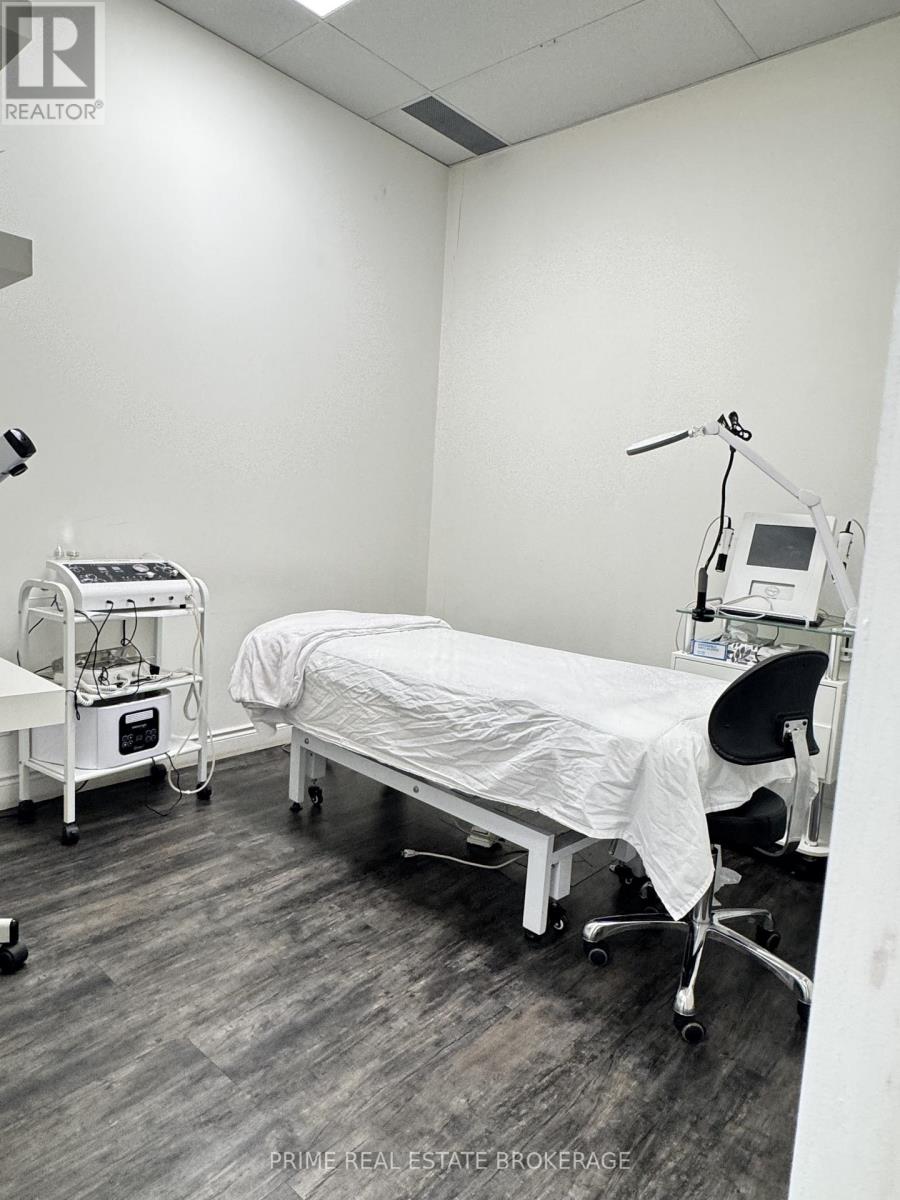 4 - 243 Wharncliffe Road N, London North, Ontario  N6H 2B9 - Photo 15 - X12640714