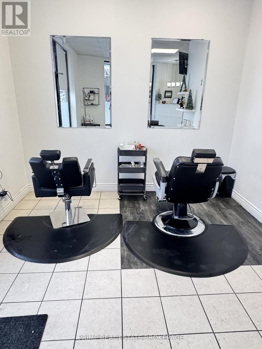 4 - 243 Wharncliffe Road N, London North, Ontario  N6H 2B9 - Photo 4 - X12640714