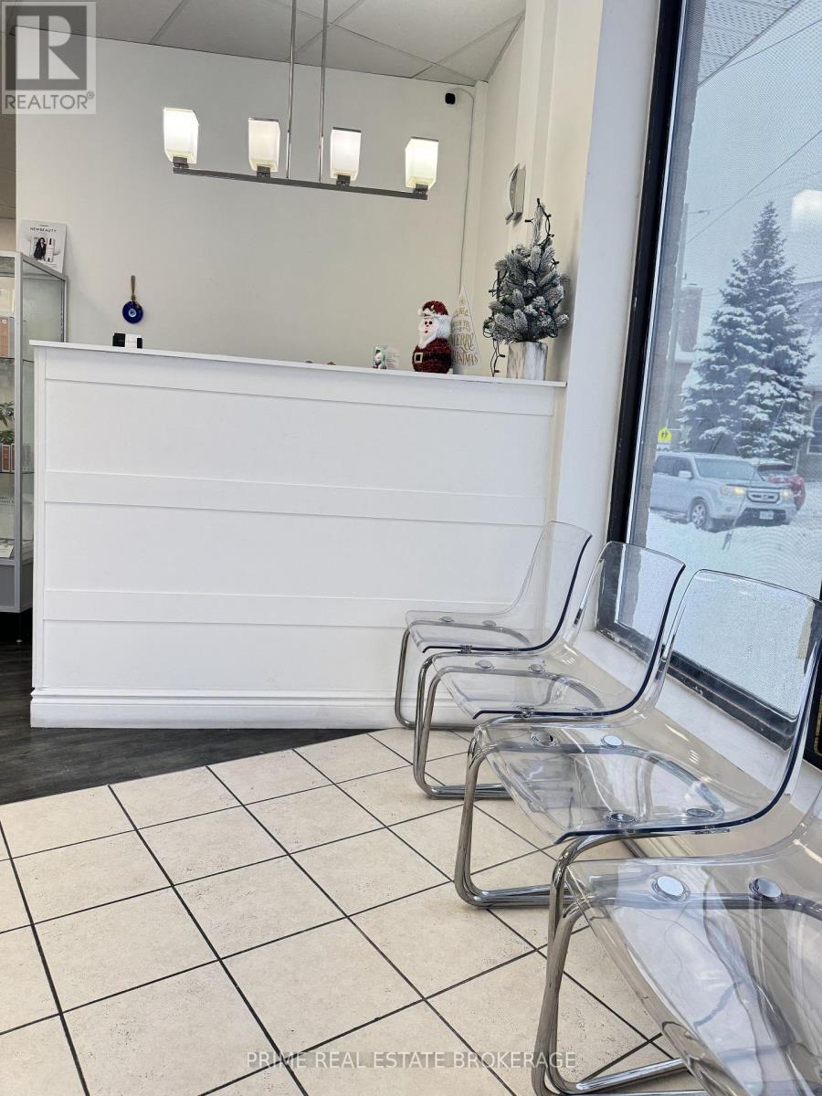 4 - 243 Wharncliffe Road N, London North, Ontario  N6H 2B9 - Photo 6 - X12640714