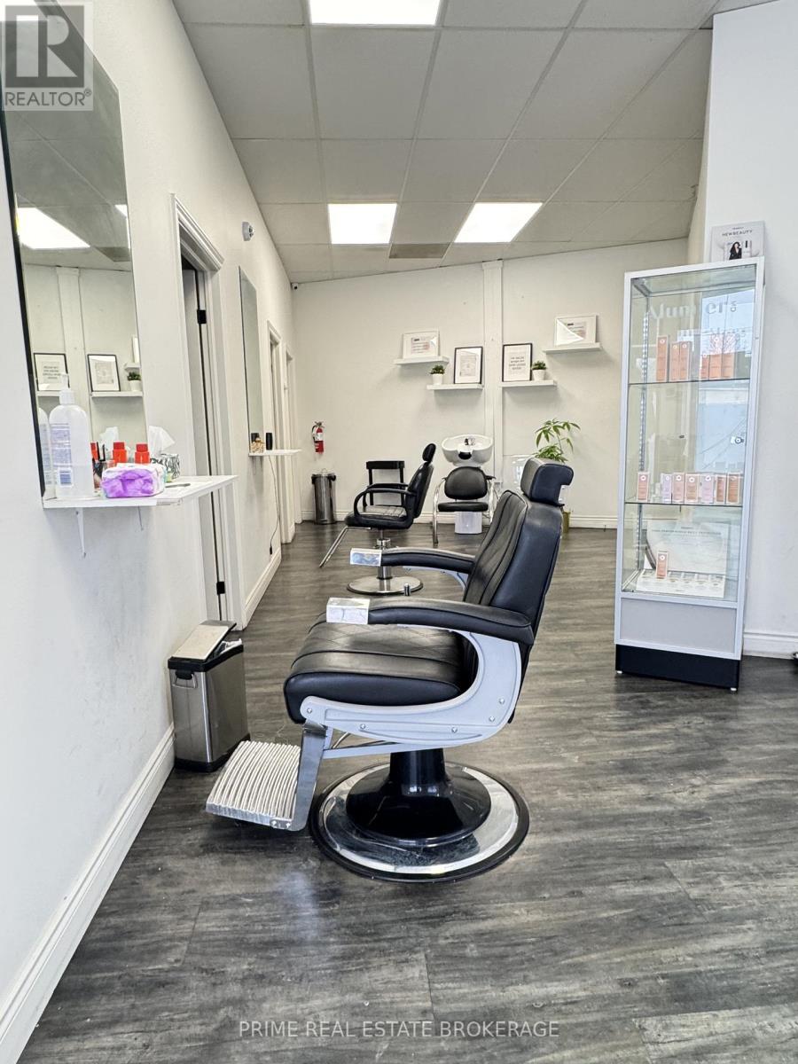 4 - 243 Wharncliffe Road N, London North, Ontario  N6H 2B9 - Photo 8 - X12640714