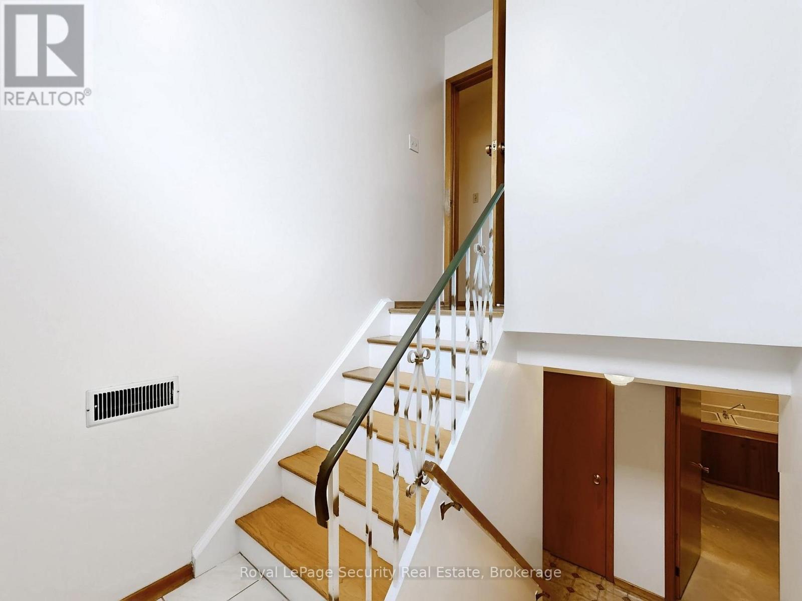 Lower - 26 Starview Drive, Toronto, Ontario  M9M 1K8 - Photo 5 - W12640446