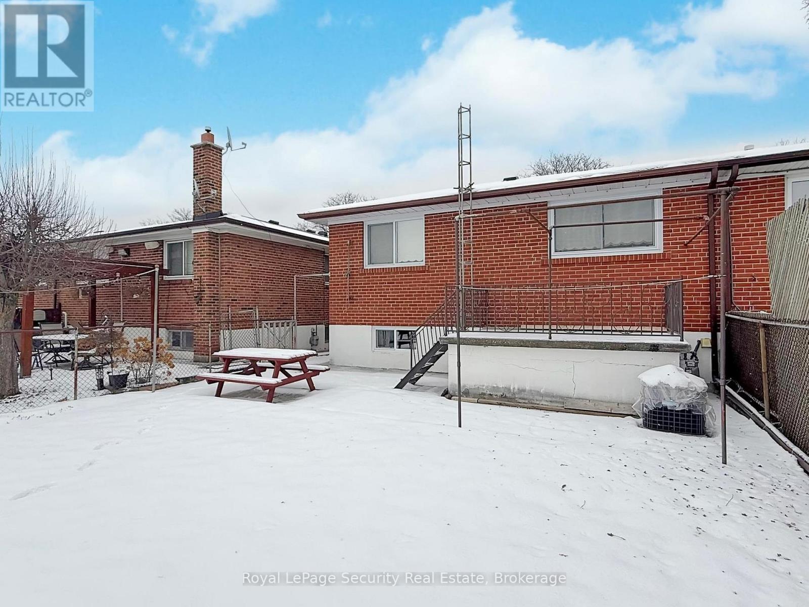 Upper - 26 Starview Drive, Toronto, Ontario  M9M 1K8 - Photo 38 - W12640454