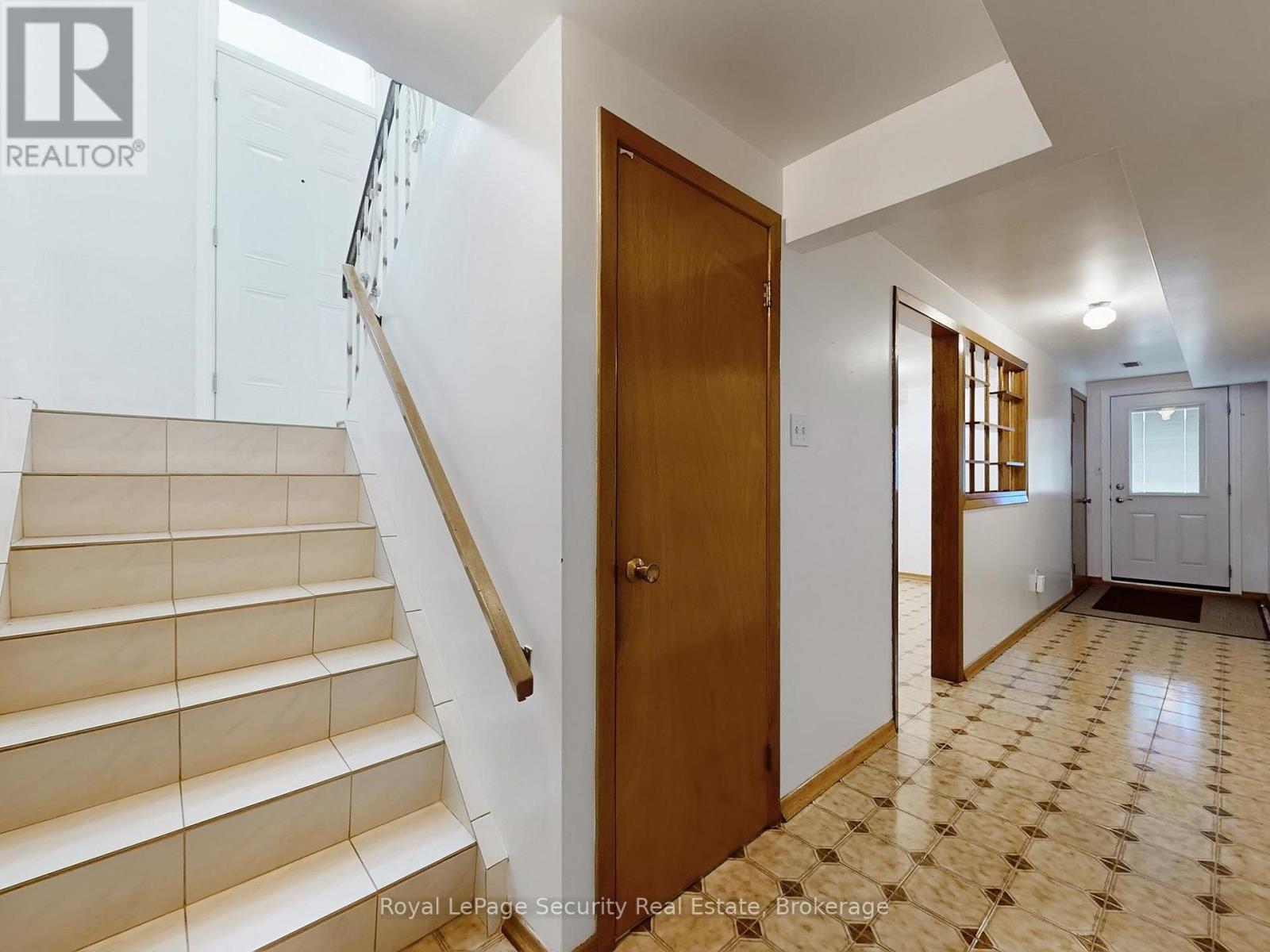 Lower - 26 Starview Drive, Toronto, Ontario  M9M 1K8 - Photo 6 - W12640446