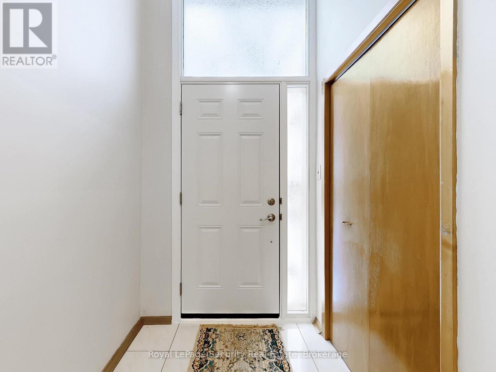 Lower - 26 Starview Drive, Toronto, Ontario  M9M 1K8 - Photo 4 - W12640446