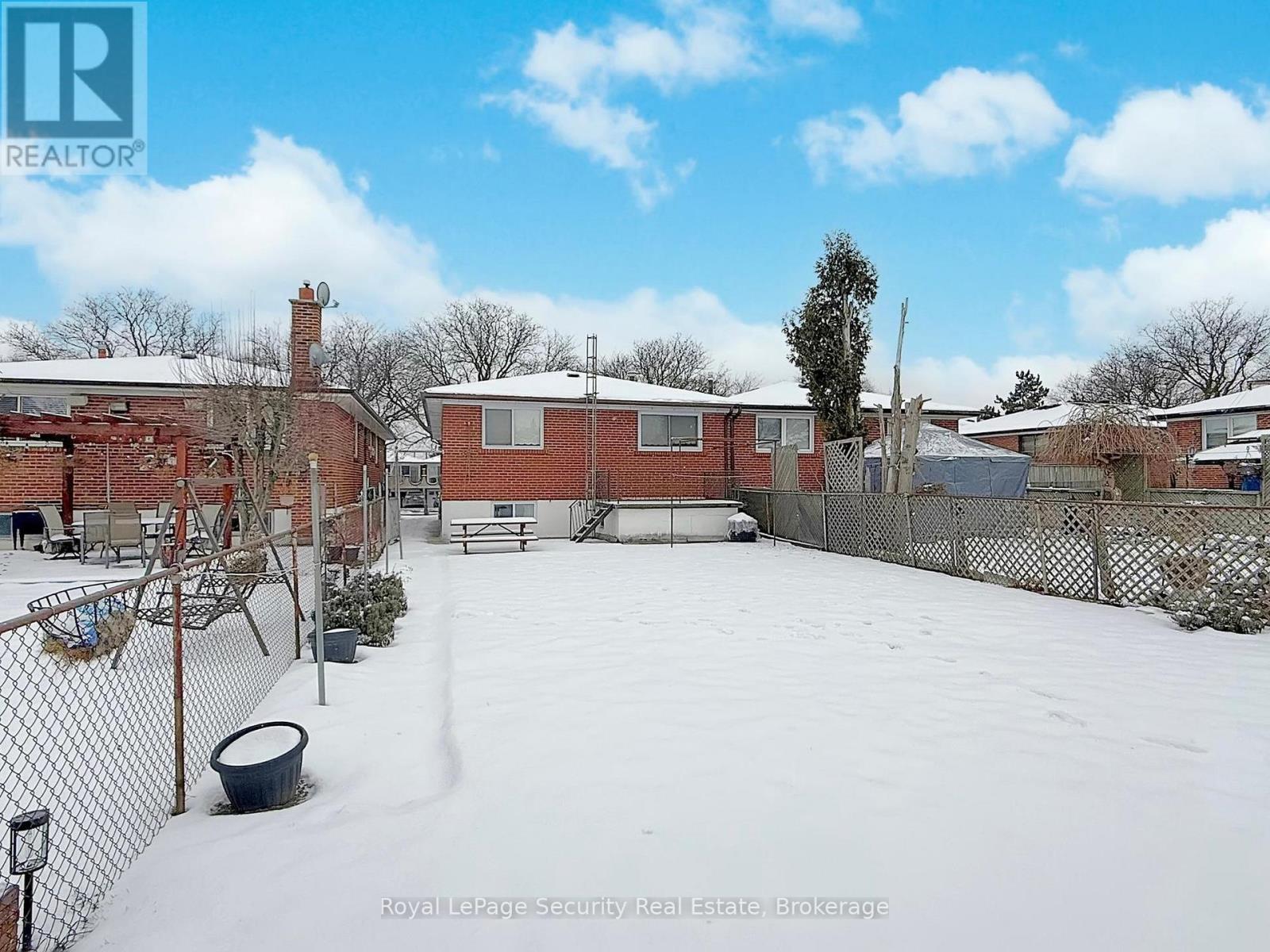 Upper - 26 Starview Drive, Toronto, Ontario  M9M 1K8 - Photo 35 - W12640454