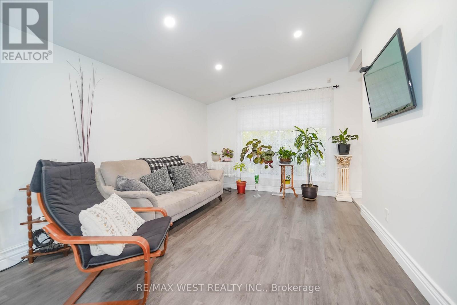 7 Bimini Crescent, Toronto, Ontario  M3N 1S1 - Photo 6 - W12517210