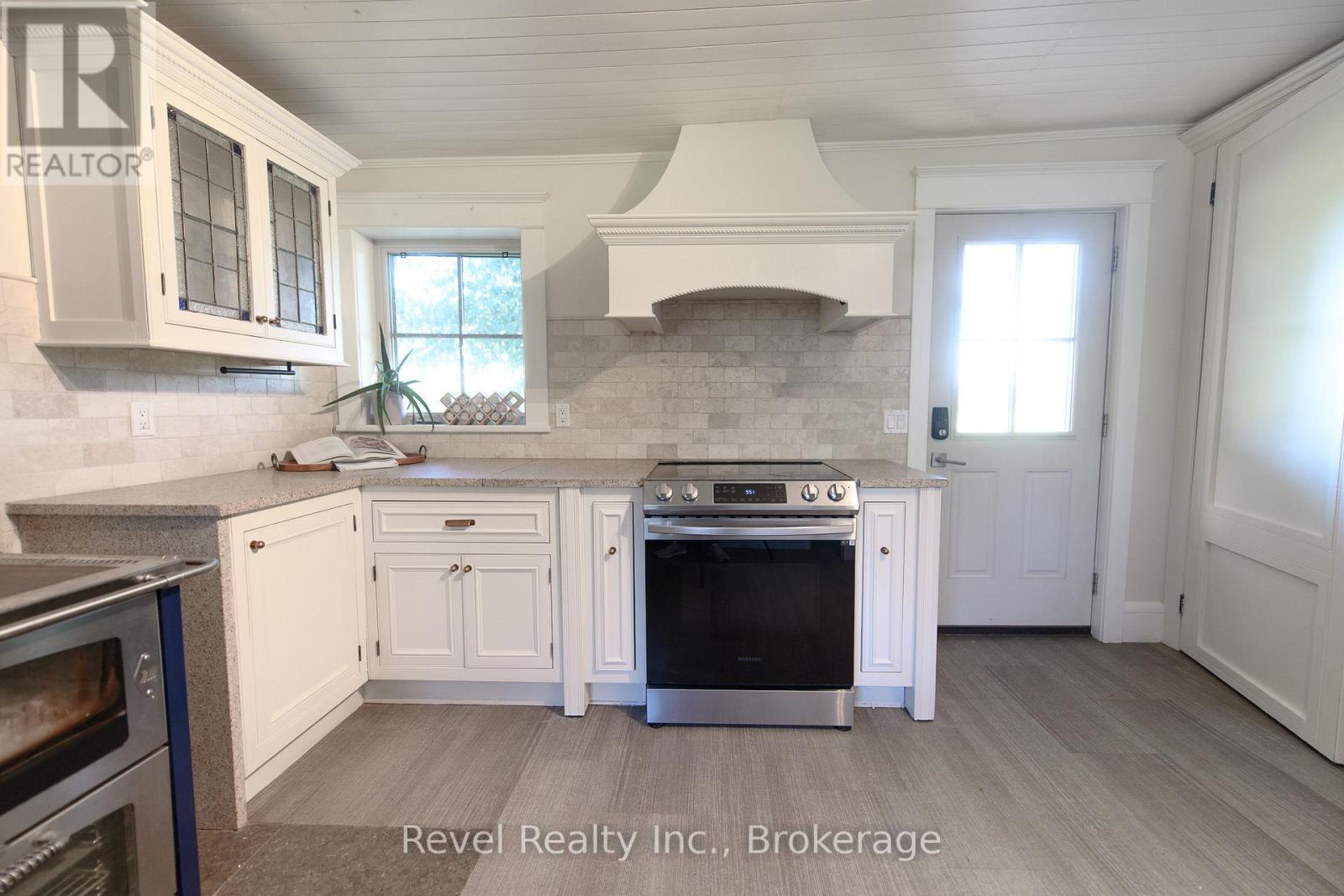 6905 Regent Street, Clearview, Ontario  L9Y 3Z1 - Photo 4 - S12444190