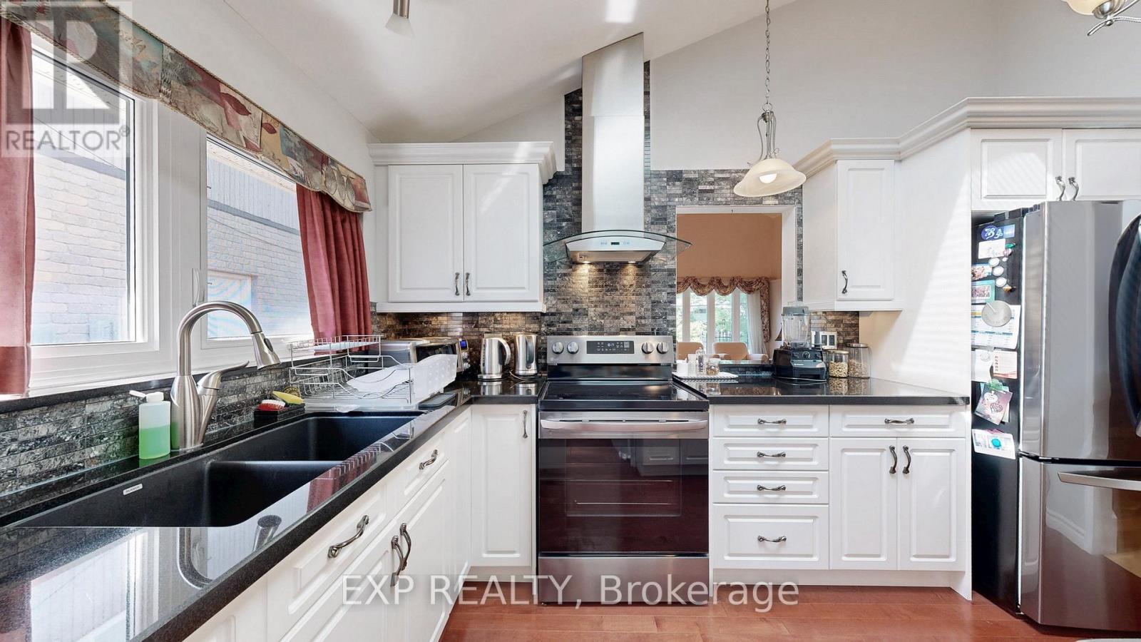 6 Abbottswood Road, Toronto, Ontario  M1P 3P1 - Photo 11 - E12640734