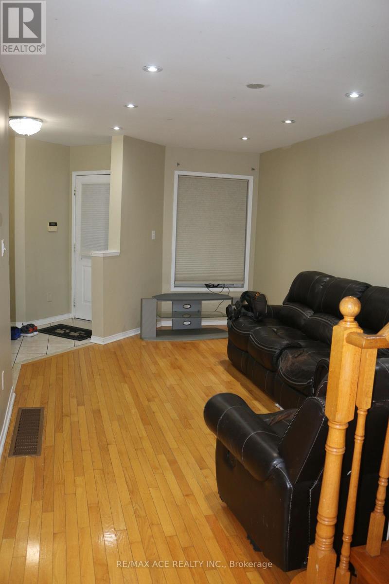 Main - 240 Mclevin Avenue, Toronto, Ontario  M1B 6C3 - Photo 2 - E12640744