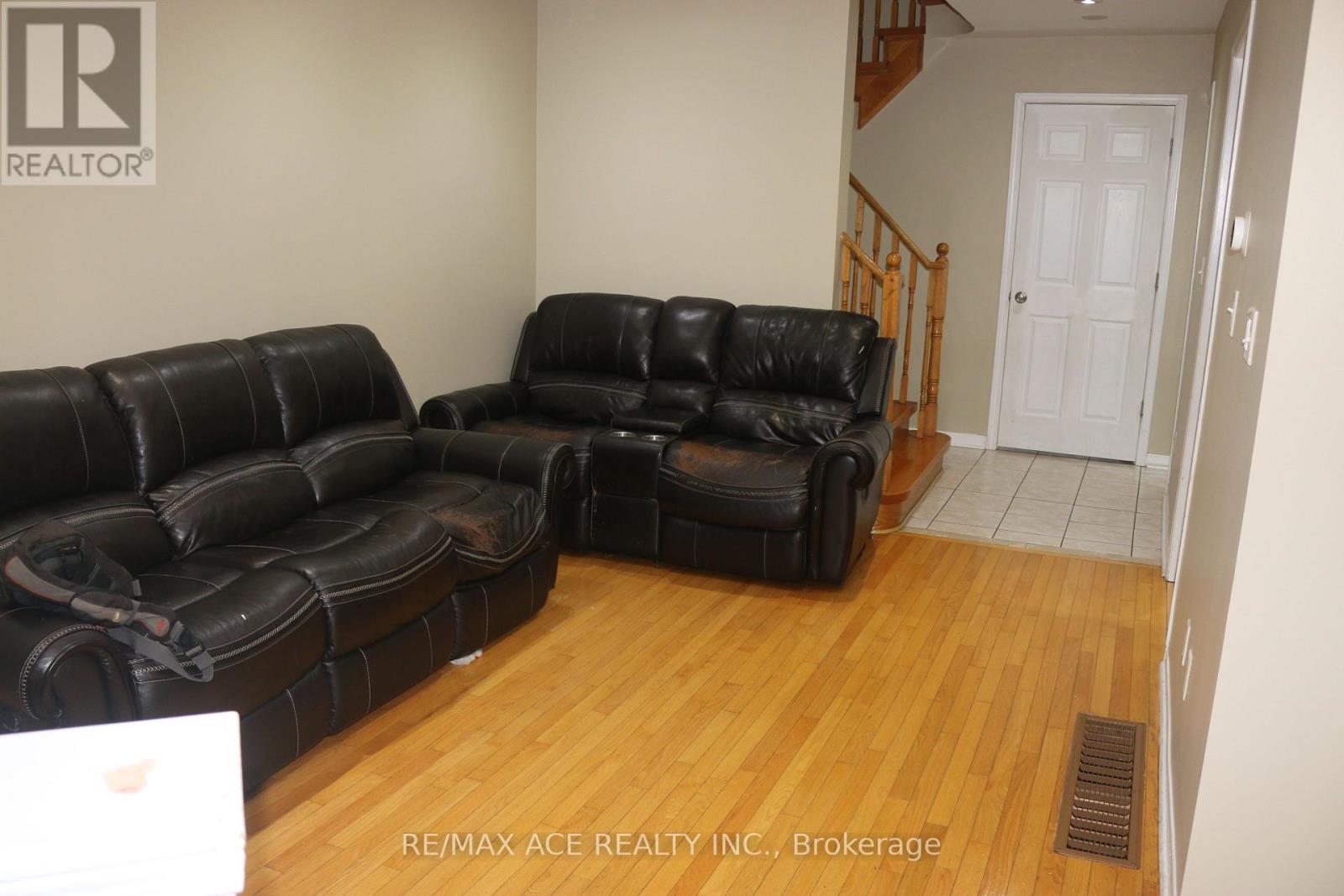 Main - 240 Mclevin Avenue, Toronto, Ontario  M1B 6C3 - Photo 3 - E12640744