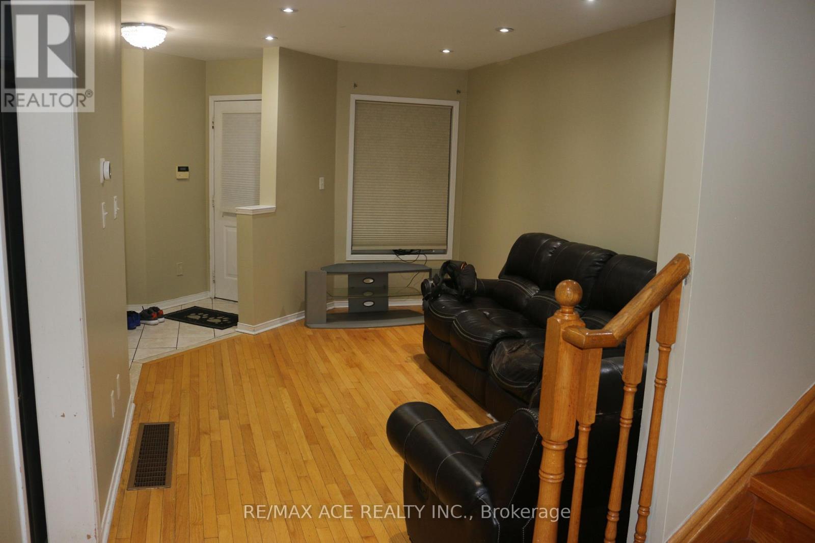 Main - 240 Mclevin Avenue, Toronto, Ontario  M1B 6C3 - Photo 4 - E12640744