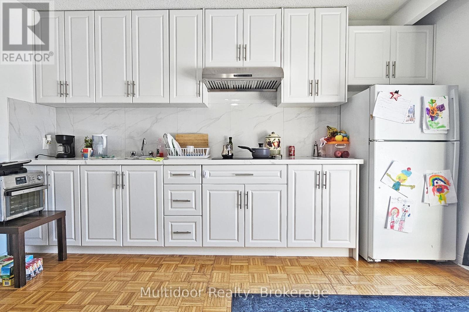 2594 Privet Court, Mississauga, Ontario  L5B 2Z4 - Photo 2 - W12640640