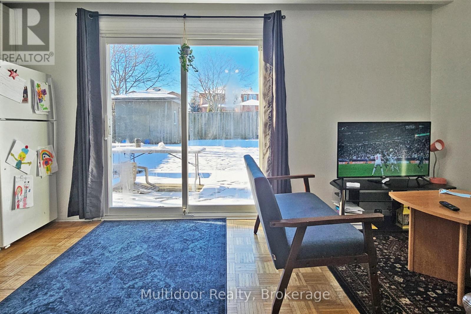 2594 Privet Court, Mississauga, Ontario  L5B 2Z4 - Photo 3 - W12640640