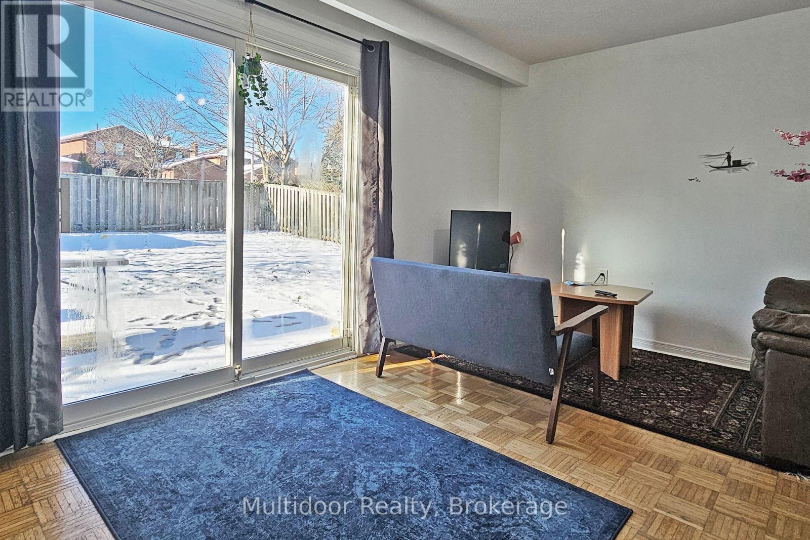 2594 Privet Court, Mississauga, Ontario  L5B 2Z4 - Photo 4 - W12640640