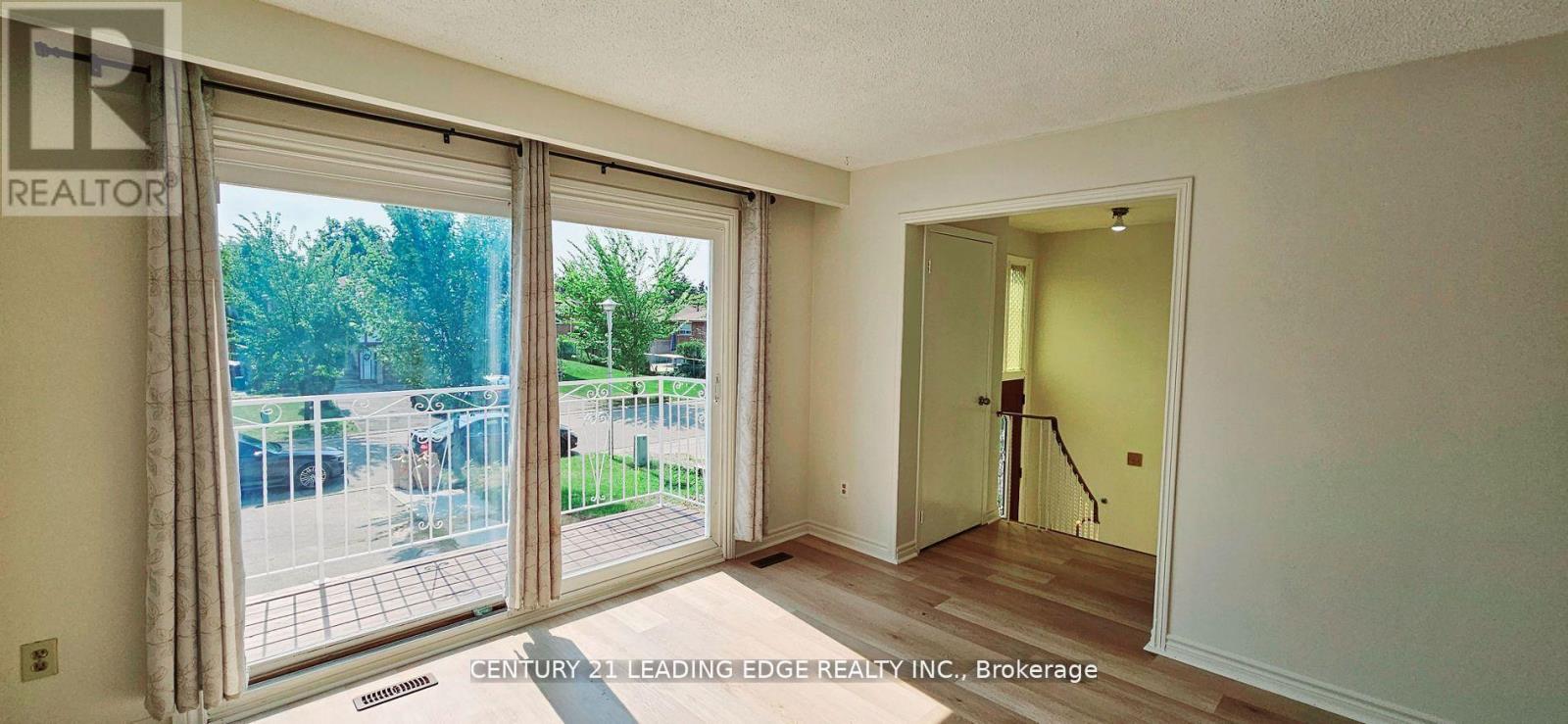 Upper - 39 Mallard Crescent, Brampton (Central Park), Ontario  L6S 2T7 - Photo 2 - W12640694