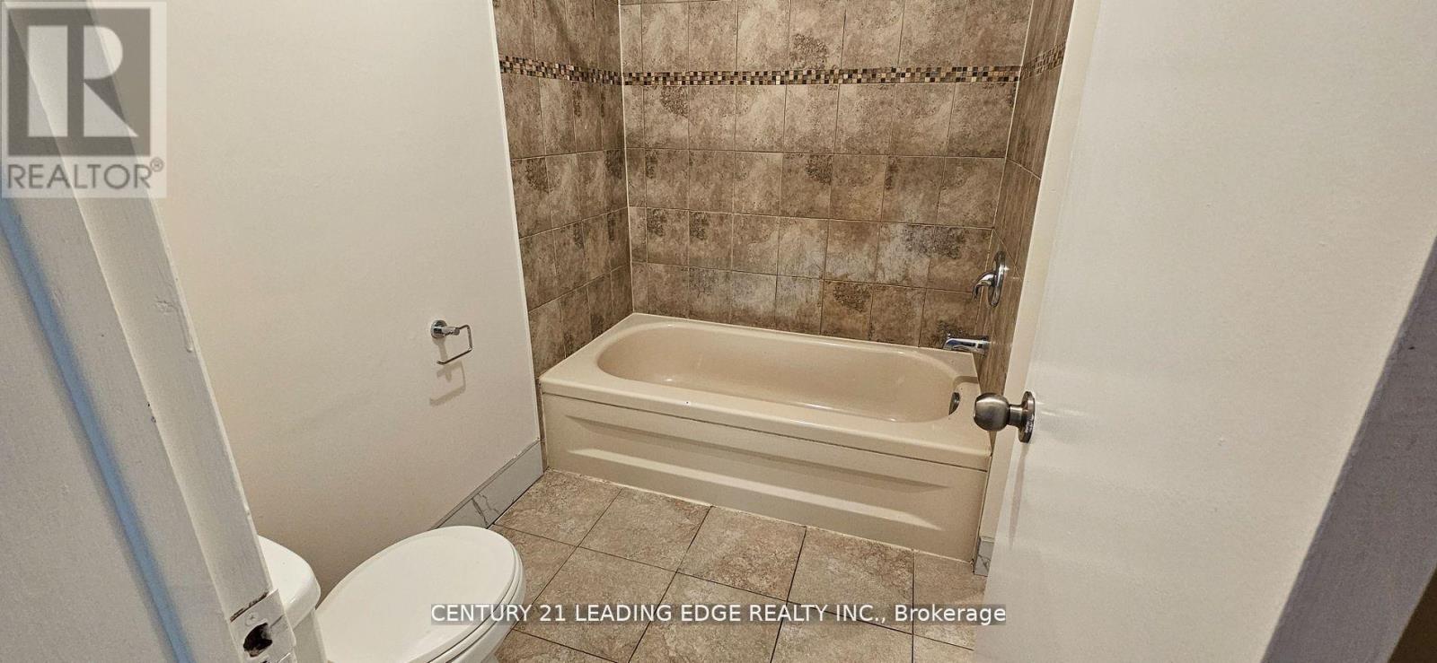 Upper - 39 Mallard Crescent, Brampton (Central Park), Ontario  L6S 2T7 - Photo 24 - W12640694